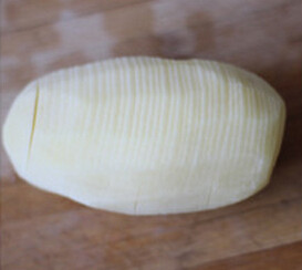 新奥尔良风琴烤土豆,切成薄片，包上锡纸，放入烤箱中，以200度烤30分钟，烤到土豆变软就可以了