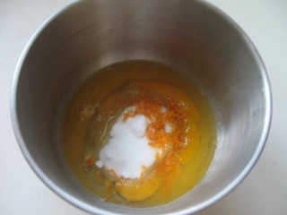 香橙玛德琳,将鸡蛋、糖、橙皮屑、盐、橙汁混合并搅拌均匀