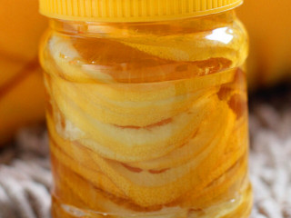 芒果柠檬汁,柠檬洗干净以后切片，放在一个容器里，倒入适量的蜂蜜浸泡一晚