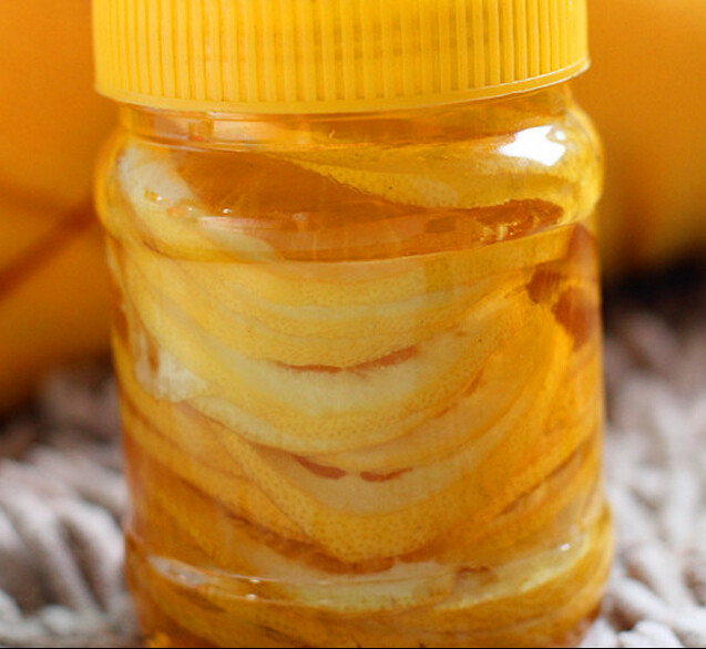 芒果柠檬汁,柠檬洗干净以后切片，放在一个容器里，倒入适量的蜂蜜浸泡一晚