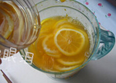芒果柠檬汁,把泡好的柠檬片放入，倒入适量的蜂蜜