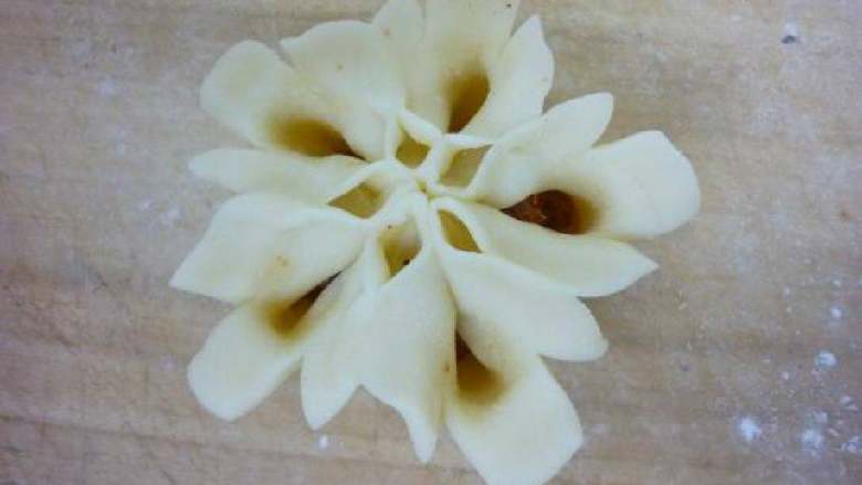 牧丹蒸饺,在每片花瓣上剪两刀就形成了牧丹花的花瓣。