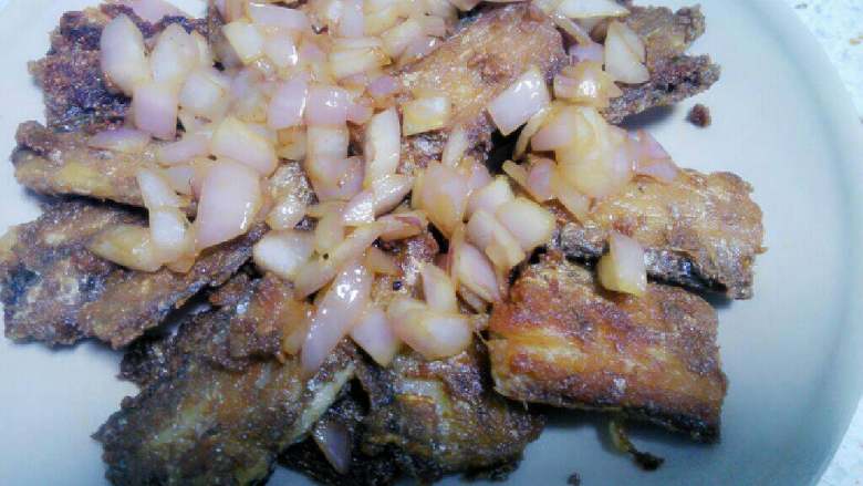 糖醋带鱼,锅里少许油炒香洋葱放带鱼表面。