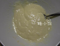 棉花蛋糕卷,筛入低粉和盐的混合物拌匀，分次加入牛奶拌匀