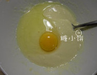 棉花蛋糕卷,分次加入1个全蛋和4个蛋黄，每加一次都切拌均匀