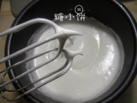 棉花蛋糕卷,制作蛋白糊：蛋清分次加入白砂糖打发至软弯钩的状态