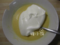 棉花蛋糕卷,将打好的蛋白糊的加一半到蛋黄糊中翻拌均匀
