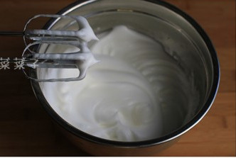 杏仁蒸蛋糕,将鸡蛋分成蛋白和蛋黄，蛋白装在无油无水的容器中，用电动打蛋器打至打蛋头顶部形成直立小尖角的干性状态