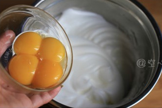 杏仁蒸蛋糕,将蛋黄倒入打发的蛋白中，再搅打2分钟左右
