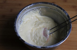 杏仁蒸蛋糕,加入预拌粉，用抄底的方式拌匀