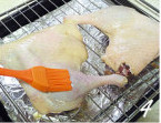 酥皮鸭腿,将烤料均匀的刷在鸭腿上，烤箱160°，中层烤1小时