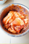 自制叉烧饭,将叉烧酱抹在猪肉上，用力搓均匀，盖上保鲜膜放冰箱腌上两小时以上