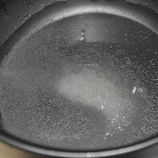 猫耳酥 ,白面团部分：将糖、盐、水小火煮成糖水，煮开后关火备用