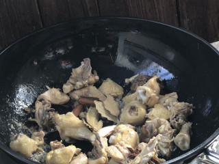土豆香菇焖鸡,加入卤料炒出香味
