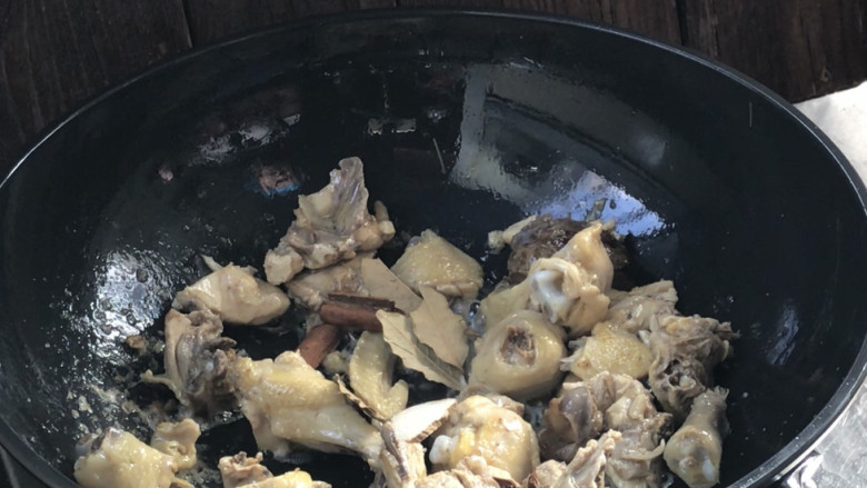 土豆香菇焖鸡,加入卤料炒出香味