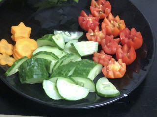 鸡胸肉蔬菜沙拉,小番茄和胡萝卜切成自己喜欢的形状