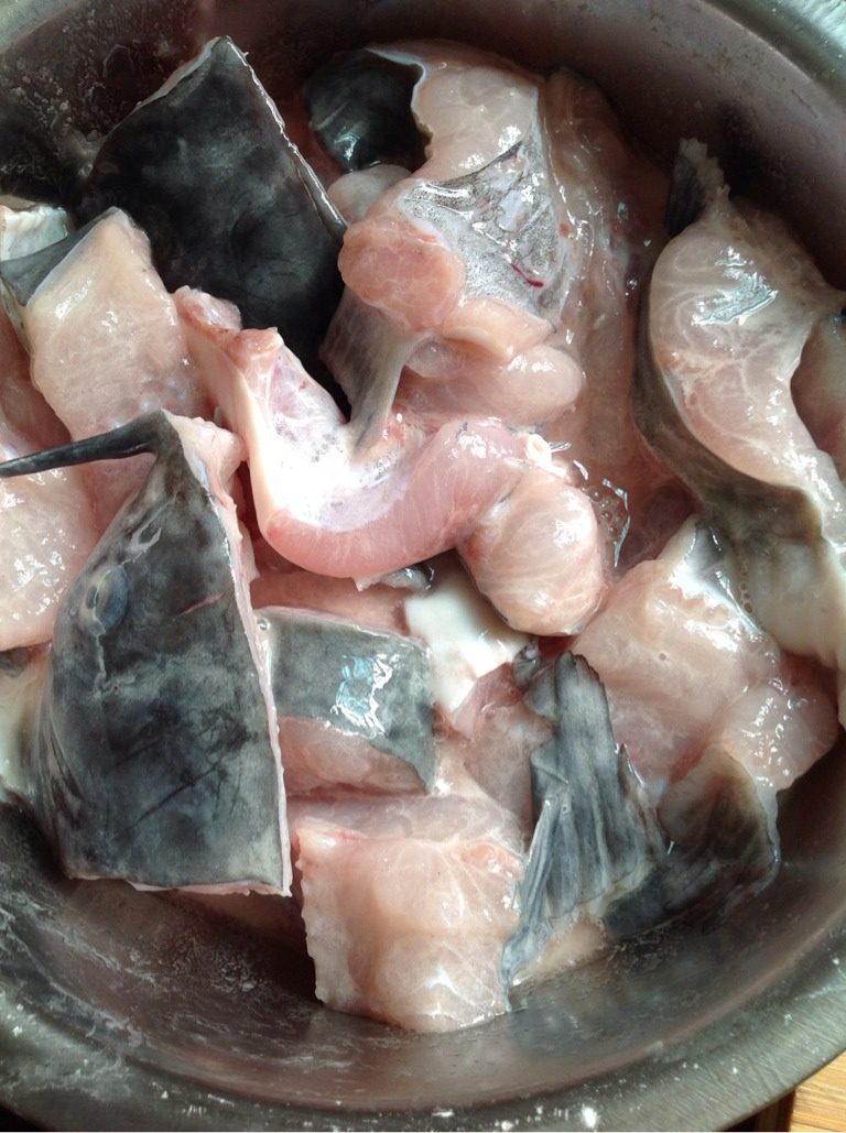 麻辣藤椒鱼,将鱼剁块（或者让鱼贩帮你剁块），然后泡在水里将血水泡干净，在清洗一番，用淀粉，酱油（或者用腌鱼粉）将其抓匀，腌至40分钟，备用