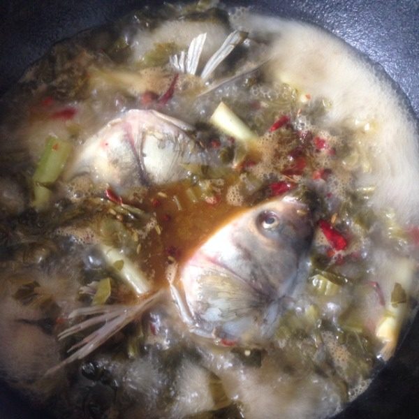 川味酸菜鱼片,腌好的鱼先放鱼头和鱼骨头熬十分钟入味，接着放入鱼片