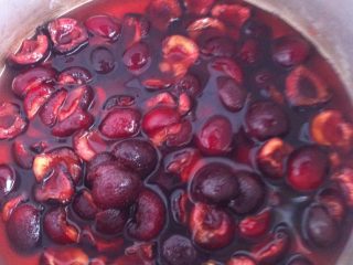 樱桃果酱,如图把樱桃连汁一起倒入不锈钢锅（或搪瓷锅，忌铁锅）