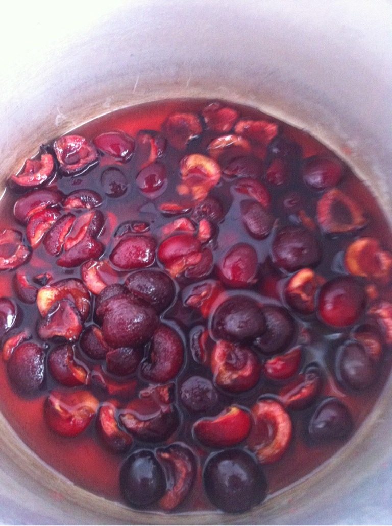 樱桃果酱,如图把樱桃连汁一起倒入不锈钢锅（或搪瓷锅，忌铁锅）