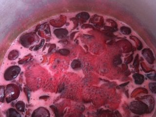 樱桃果酱,如图小火慢熬，不停的搅拌，樱桃浮末较多，要尽可能的撇除浮末。