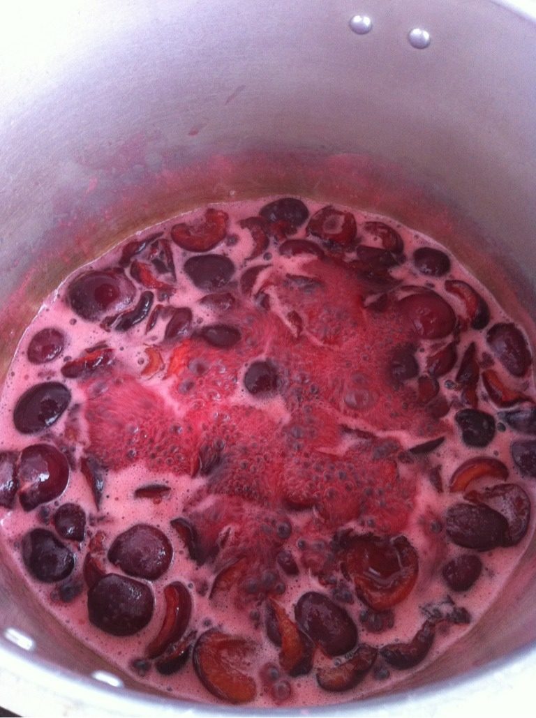 樱桃果酱,如图小火慢熬，不停的搅拌，樱桃浮末较多，要尽可能的撇除浮末。