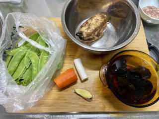 荷兰豆藕片,食材合照：荷兰豆150g，莲藕一节，提前泡发好的木耳数朵，胡萝卜一小节，葱白一小段，姜一小块