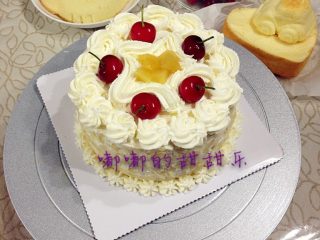 水果奶油生日蛋糕,如图