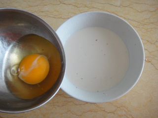 酥炸鱼排,用清水调和之后再加入一个鸡蛋