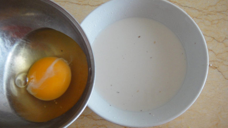 酥炸鱼排,用清水调和之后再加入一个鸡蛋
