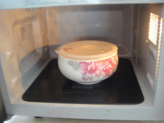 南瓜炼奶紫薯饼,南瓜去皮切小块进微波炉，3分钟后取出