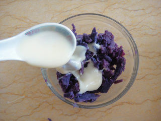 南瓜炼奶紫薯饼,紫薯去皮压成泥加入一调羹炼乳