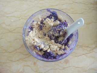 南瓜炼奶紫薯饼,加入一调羹熟芝麻粉