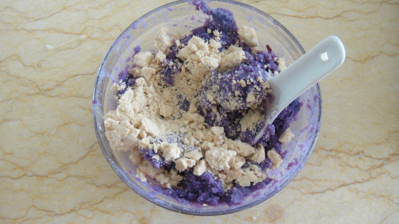 南瓜炼奶紫薯饼,加入一调羹熟芝麻粉