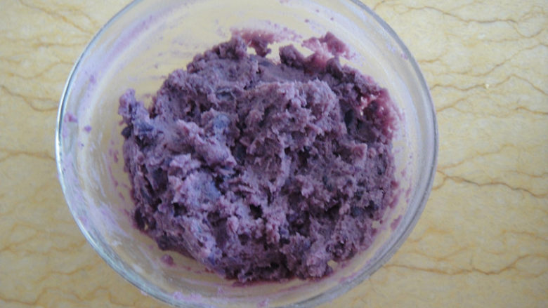 南瓜炼奶紫薯饼,拌匀成馅料