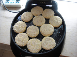 南瓜炼奶紫薯饼,电饼铛预热后刷上适量的油加入煎熟即可