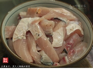 豆腐鱼片,草鱼腹片成鱼片洗净，将酱料淋入鱼片中，抓匀，腌制15-30分钟