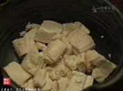 豆腐鱼片,水豆腐，切成块，放入碗中，葱切成葱珠，姜切丝，蒜拍碎，干辣椒剪碎