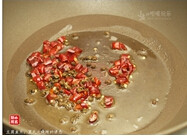 豆腐鱼片,下油（2汤匙）热锅，下干辣椒与花椒，用小火煸出香味，将干辣椒与花椒盛起待用