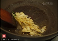 豆腐鱼片,原锅下姜丝和蒜蓉，继续用小火煸炒出香味
