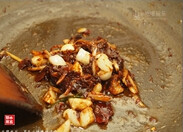 豆腐鱼片,下郫县豆瓣，继续用小火炒出红油