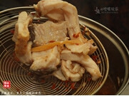 豆腐鱼片,加入料酒与生抽调味，分几次下鱼片，鱼片一烫熟即捞起