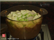 尖米丸汤,再次煮开，下秋瓜和猪肉糜，将猪肉糜搅散