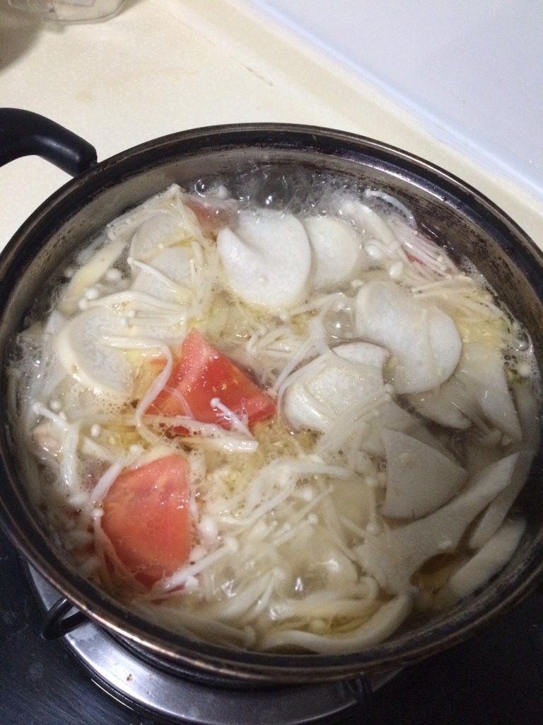 酸酸的蔬菜汤很开胃需要食材金针菇1把鸡腿菇1西红柿1豆腐1做法步骤1