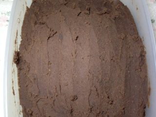 自制红豆沙,炒好的红豆沙装入保鲜盒放冰箱保存