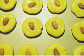 杏仁酥,中间摁进去一颗整装的大杏仁，烤箱预热200℃，中上层烘烤15-17分钟，表面金黄即可