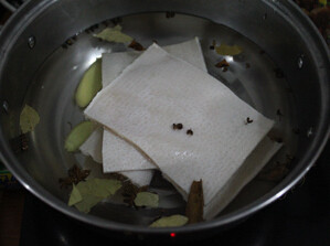 泡椒猪皮,放入猪皮，煮10分钟左右，用筷子能扎透即可
