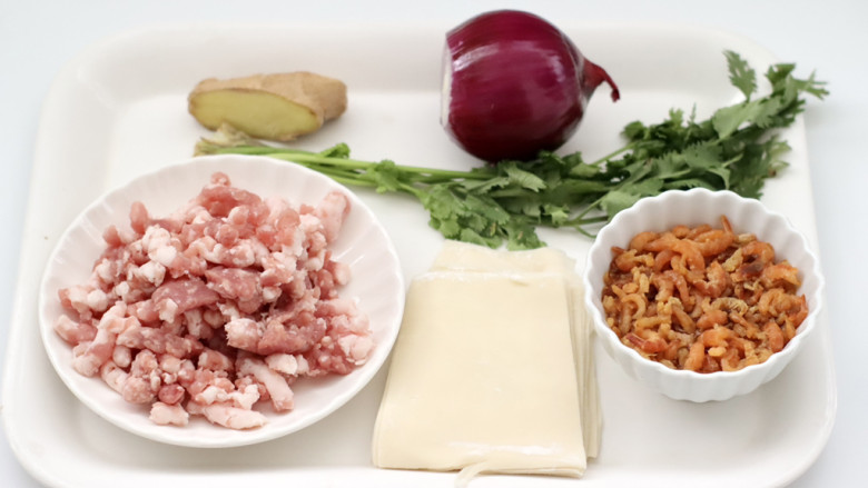 洋葱海米小馄饨,首先备齐所有的食材，海米提前浸泡半小时。