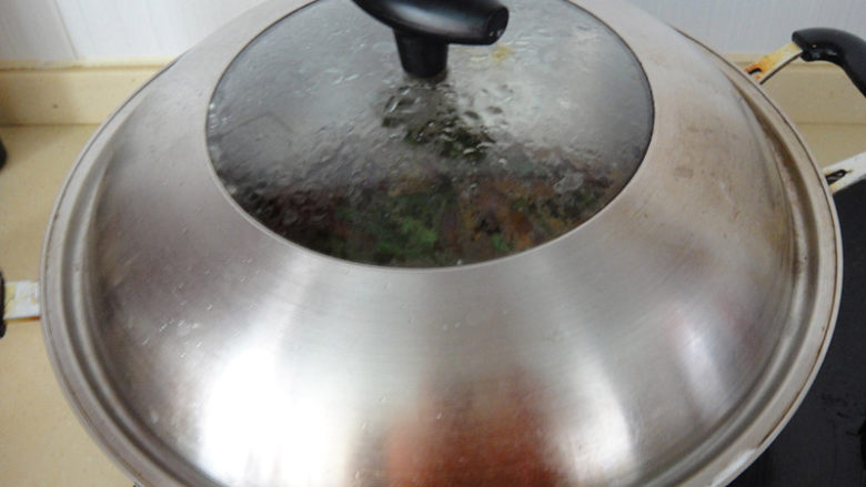 蚝油豇豆茄子,盖上大火煮一分钟