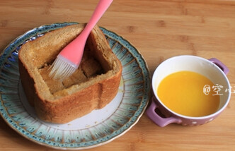 面包诱惑,用刷子将黄油和蜂蜜均匀涂在吐司块上，一层一层码好
